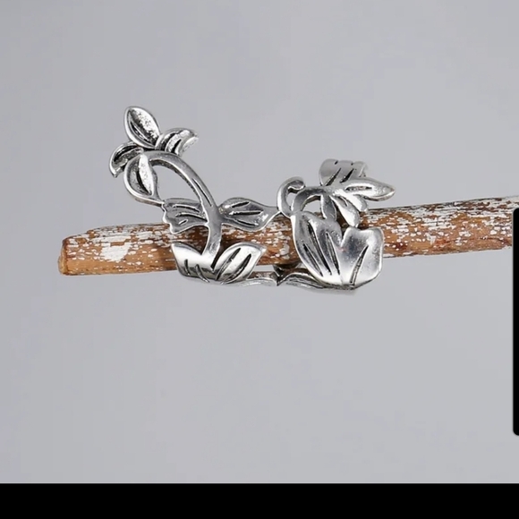 Silver Floral Ear Cuff climbing flower vine ear accessory - Picture 4 of 5